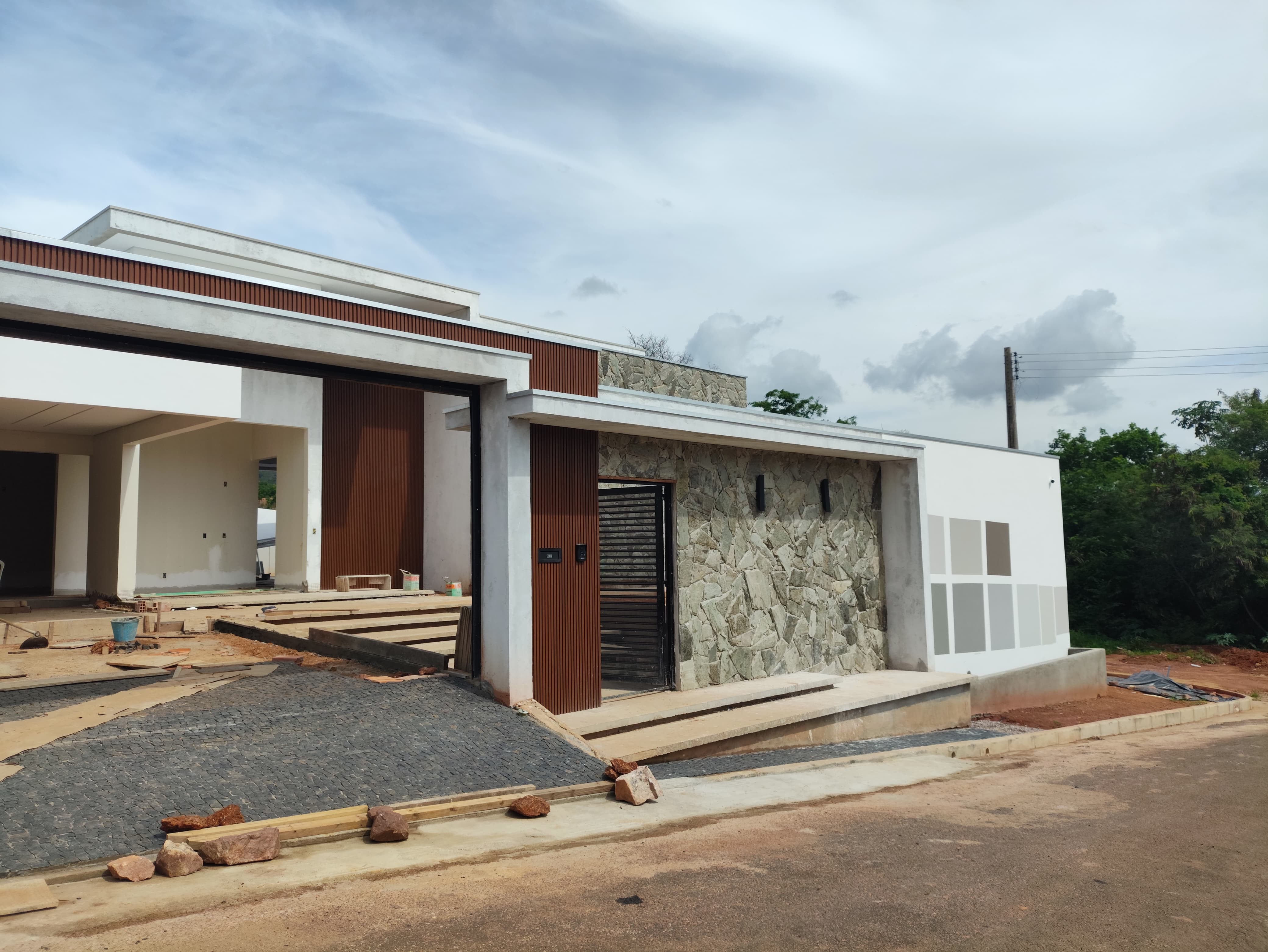 Casa moderna em construção pela Zarvex Engenharia