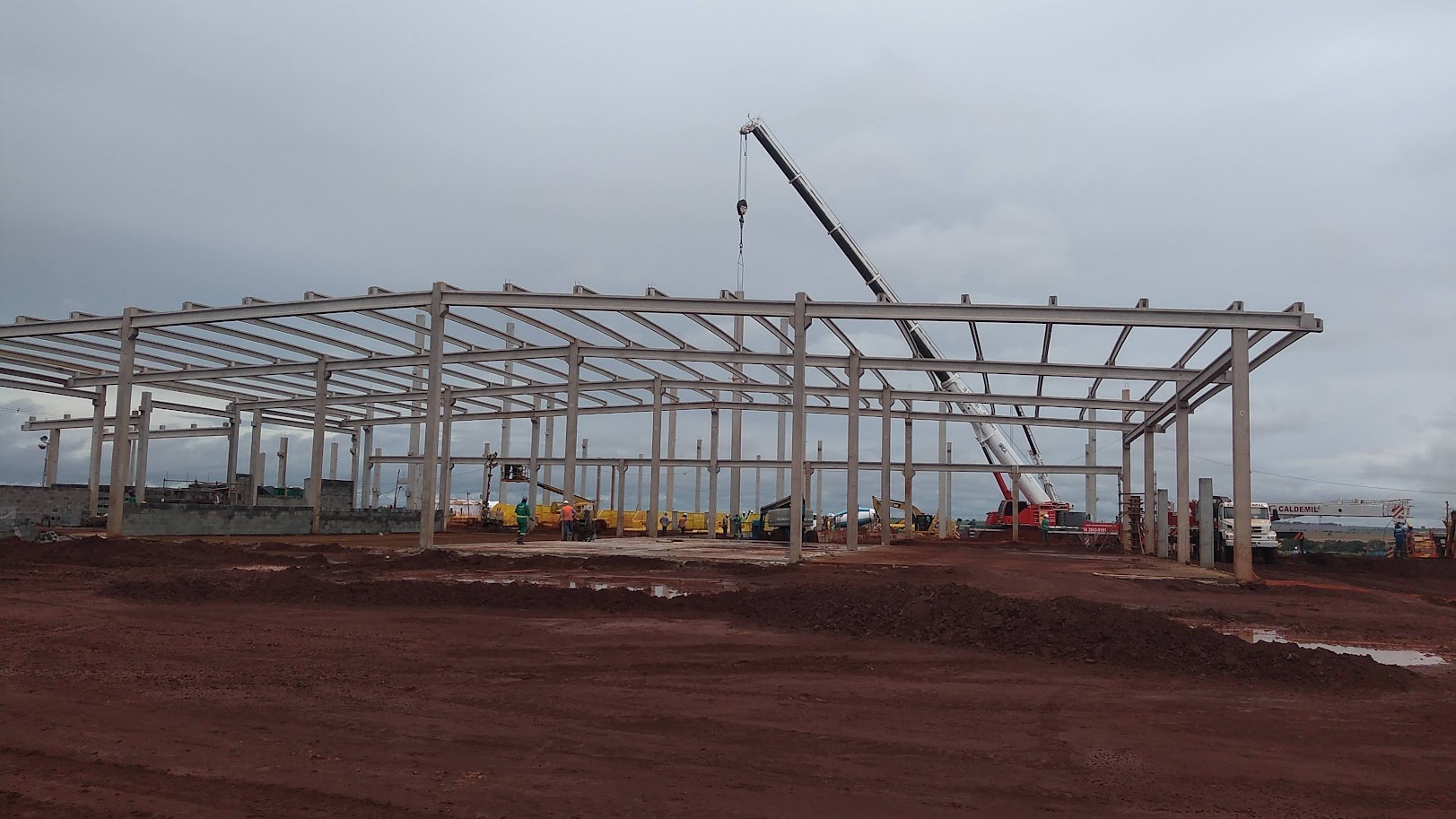 Estrutura pré-moldada de concreto para galpão industrial