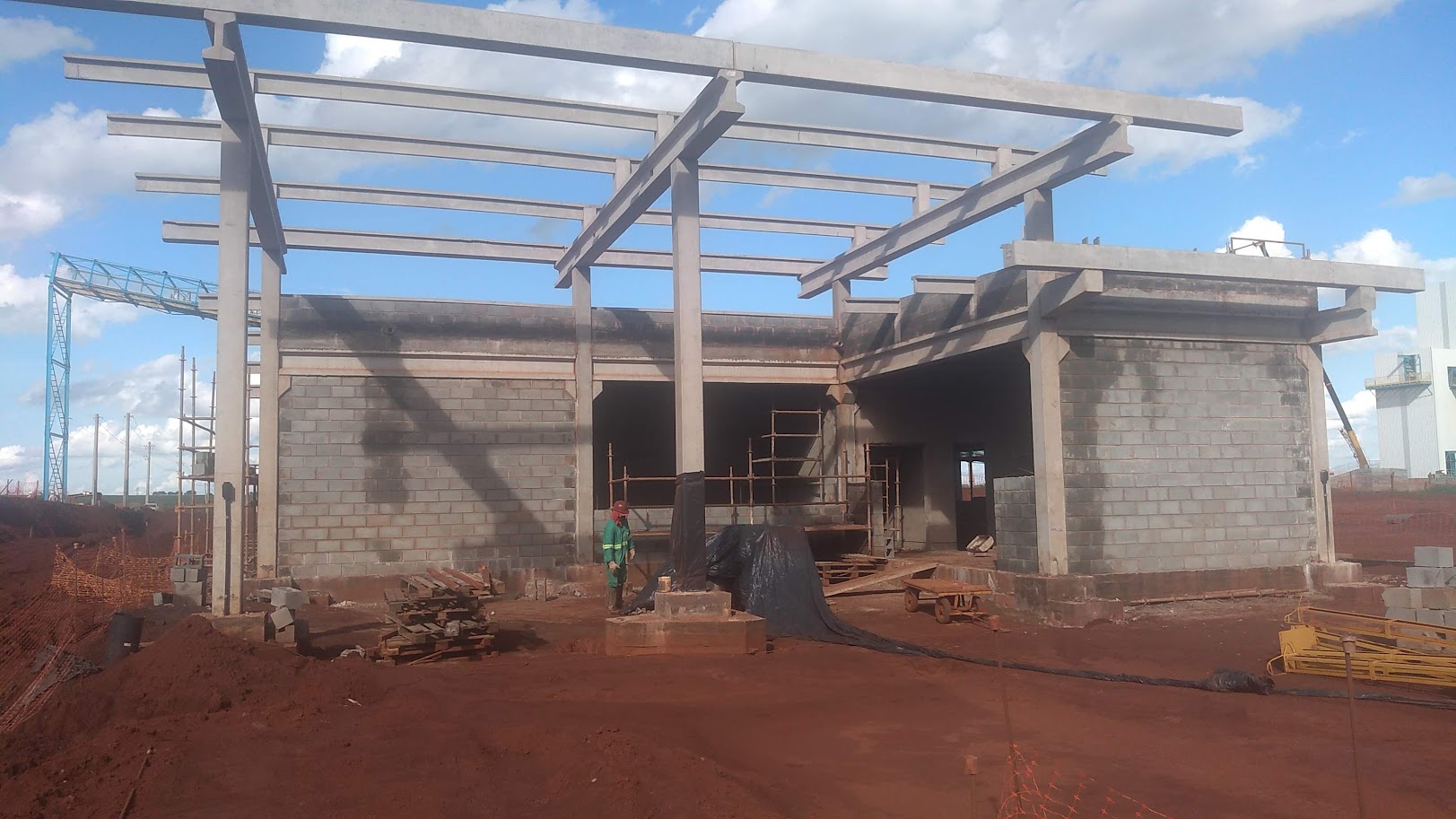 Estrutura pré-moldada de concreto com pilares e vigas para galpão industrial