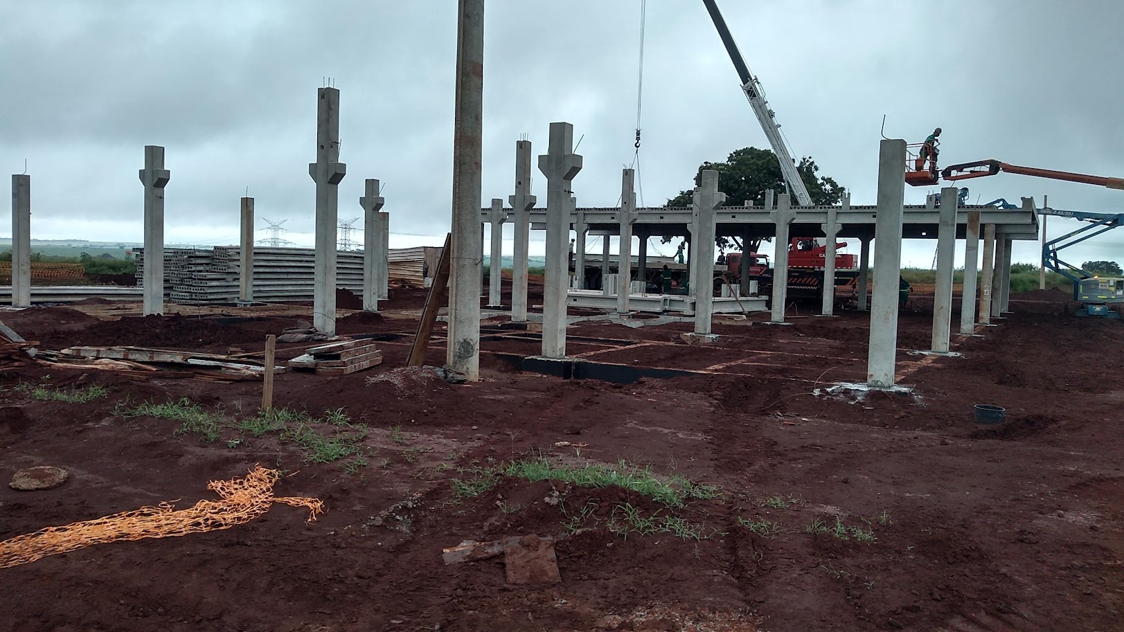 Pilares pré-moldados em construção industrial